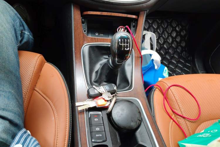 Used Baojun 560 2017 Rhythmic Edition 1.5T Manual Premium Model Gear Lever