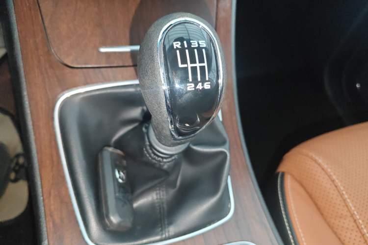 Used Baojun 560 2017 Rhythmic Edition 1.5T Manual Premium Model Gear Lever