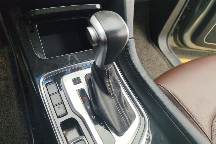 Used Baojun 560 2017 1.5T DCT Flagship Model 7 Seats Gear Lever