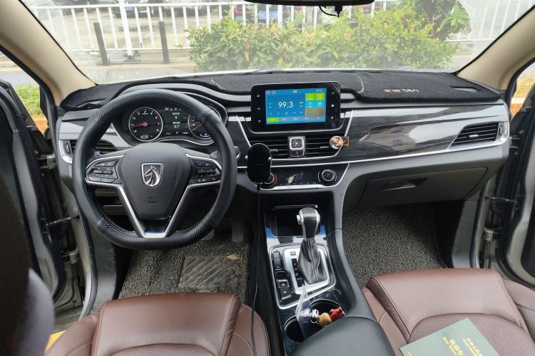 Used Baojun 560 2017 1.5T DCT Flagship Model 7 Seats Interior 2