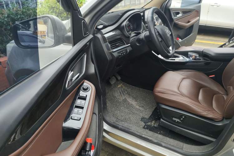 Used Baojun 560 2017 1.5T DCT Flagship Model 7 Seats Interior 3