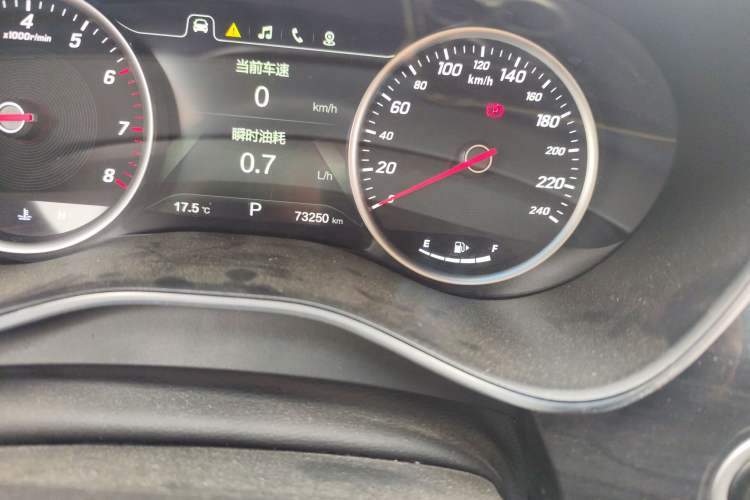 Used Baojun 560 2017 1.5T DCT Flagship Model 7 Seats Odometer Close Up