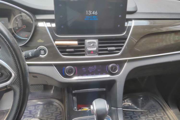 Used Baojun 560 2017 1.5T DCT Prestige Edition Audio And AC Panel