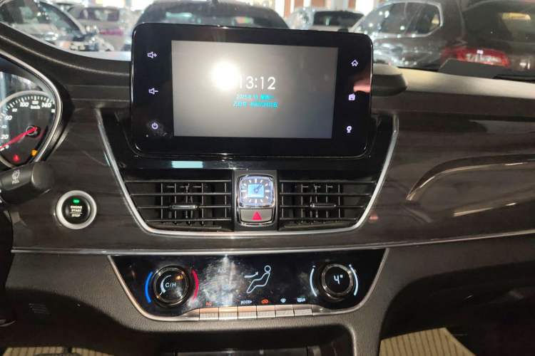 Used Baojun 560 2017 1.5T DCT Prestige Edition Audio And AC Panel