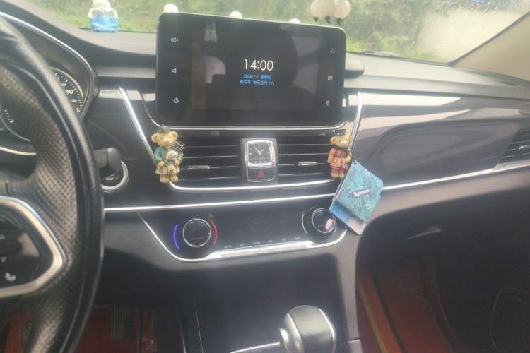 Used Baojun 560 2017 1.5T DCT Flagship Model 7 Seats Audio And AC Panel