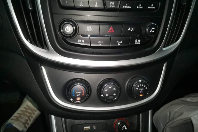 Used Baojun 560 2017 1.8L iAMT Comfort Model Audio And AC Panel
