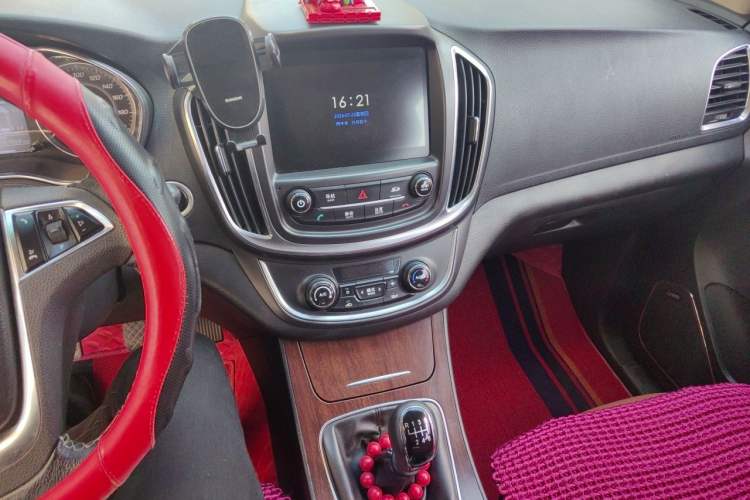 Used Baojun 560 2017 Rhythmic Edition 1.5T Manual Premium Model Audio And AC Panel