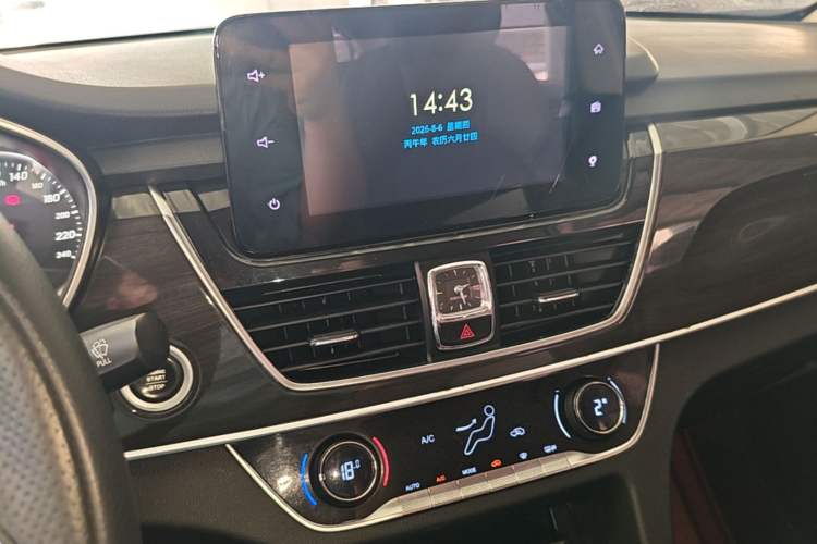 Used Baojun 560 2017 1.5T DCT Flagship Model 7 Seats Audio And AC Panel