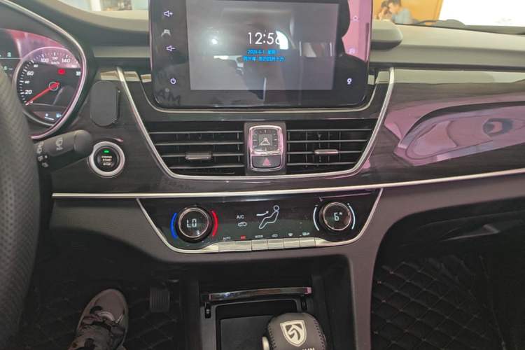 Used Baojun 560 2017 1.5T DCT Flagship Model 7 Seats Audio And AC Panel