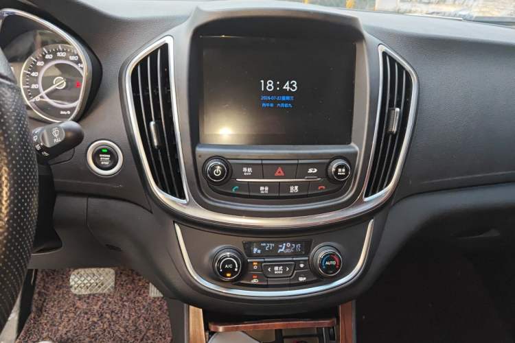 Used Baojun 560 2017 Rhythmic Edition 1.8L iAMT Prestige Model Audio And AC Panel