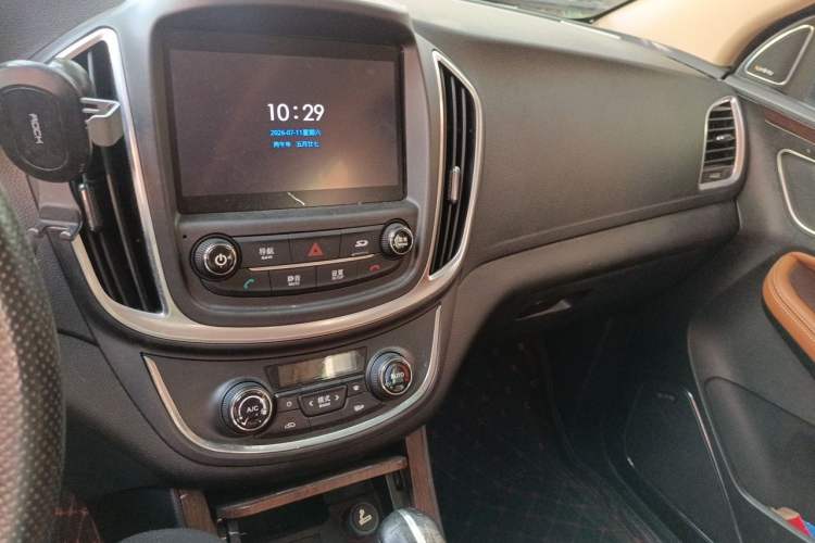 Used Baojun 560 2017 Rhythmic Edition 1.8L iAMT Prestige Model Audio And AC Panel