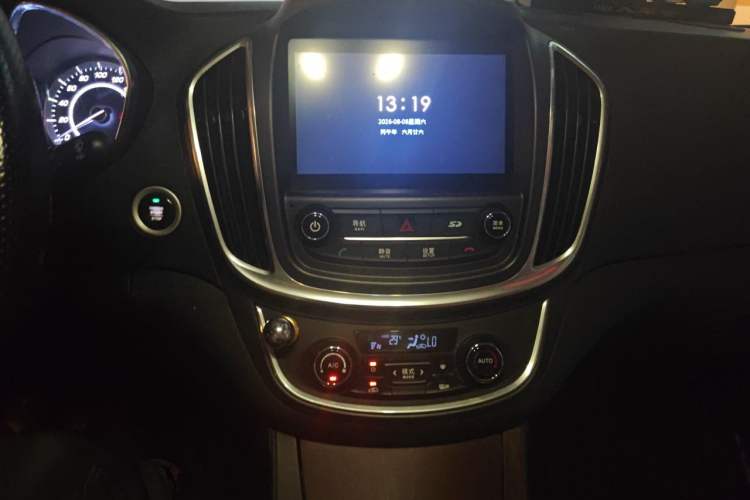 Used Baojun 560 2017 Rhythmic Edition 1.5T Manual Premium Model Audio And AC Panel