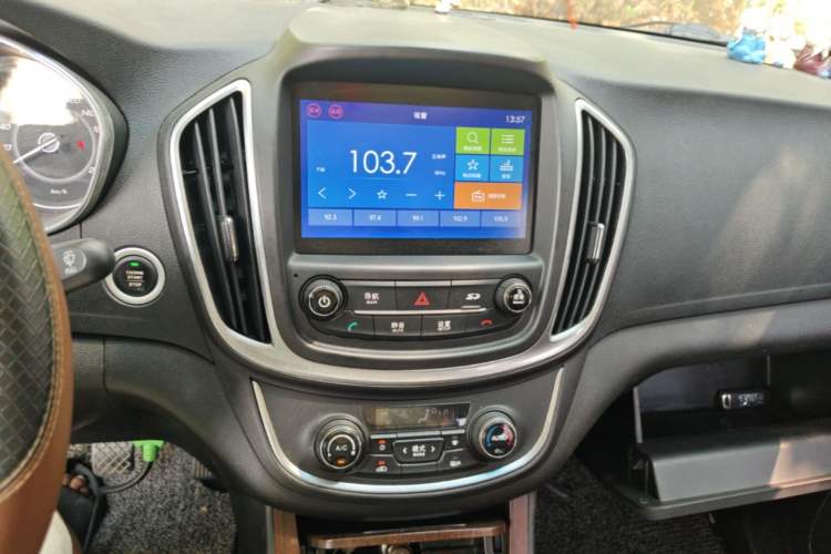 Used Baojun 560 2017 Rhythmic Edition 1.5T Manual Premium Model Audio And AC Panel