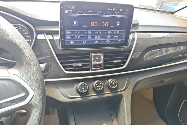 Used Baojun 560 2017 1.5T Manual Comfort Version 7 Seats Audio And AC Panel
