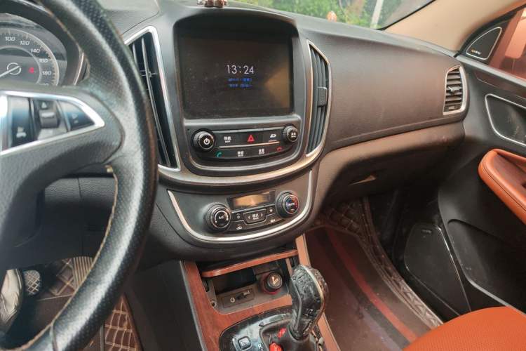 Used Baojun 560 2017 Rhythmic Edition 1.8L iAMT Prestige Model Audio And AC Panel