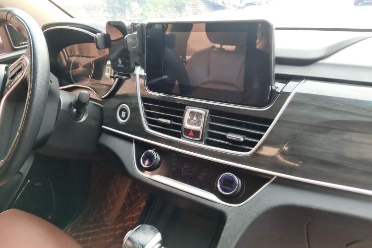 Used Baojun 560 2017 1.5T DCT Flagship Model Audio And AC Panel
