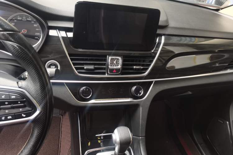 Used Baojun 560 2017 1.5T DCT Flagship Model Audio And AC Panel