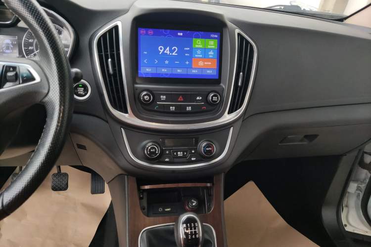 Used Baojun 560 2017 Rhythmic Edition 1.5T Manual Premium Model Audio And AC Panel