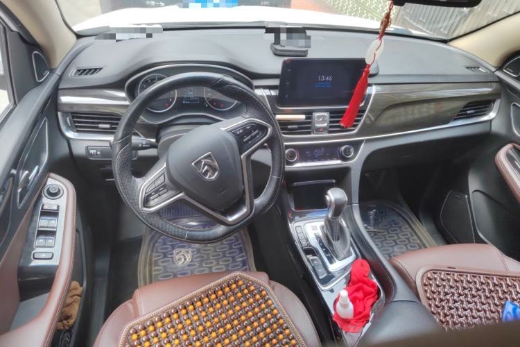 Used Baojun 560 2017 1.5T DCT Prestige Edition Center Console