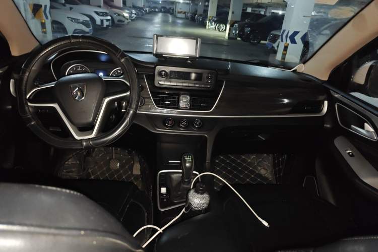 Used Baojun 560 2017 1.5T Manual Comfort Version 7 Seats Center Console