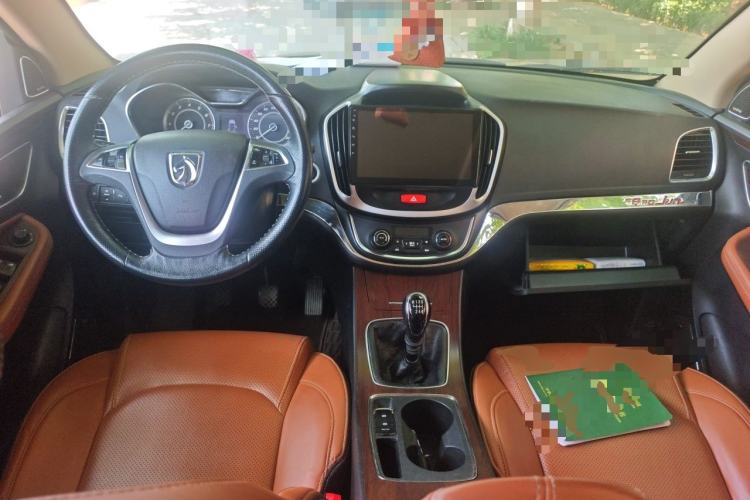 Used Baojun 560 2017 Rhythmic Edition 1.5T Manual Premium Model Center Console