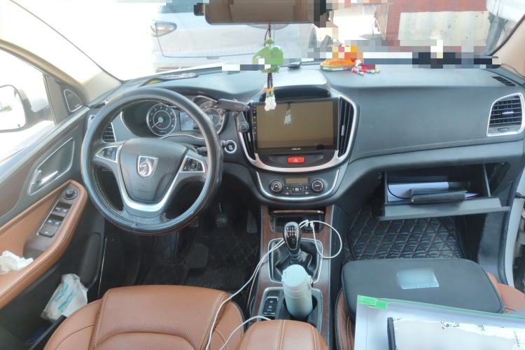 Used Baojun 560 2017 Rhythmic Edition 1.5T Manual Premium Model Center Console