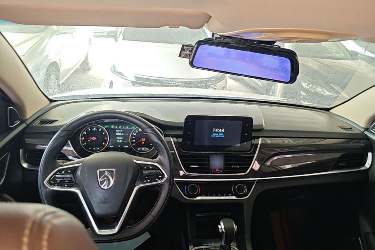 Used Baojun 560 2017 1.5T DCT Flagship Model 7 Seats Center Console