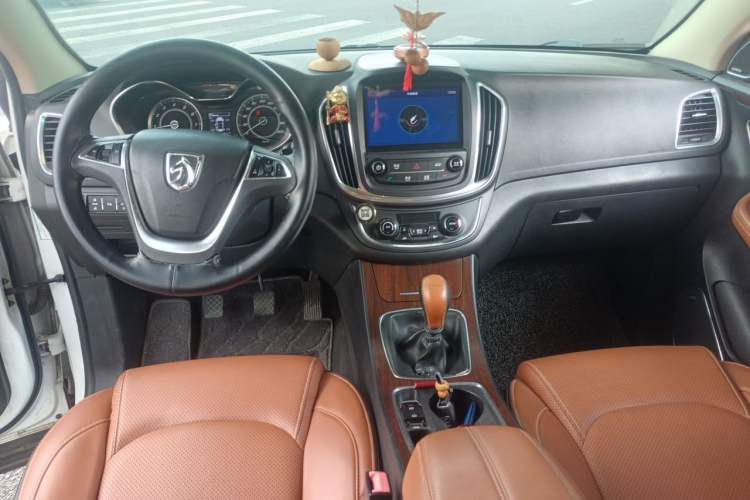 Used Baojun 560 2017 Rhythmic Edition 1.5T Manual Premium Model Center Console