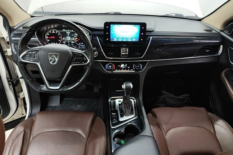 Used Baojun 560 2017 1.5T DCT Flagship Model Center Console