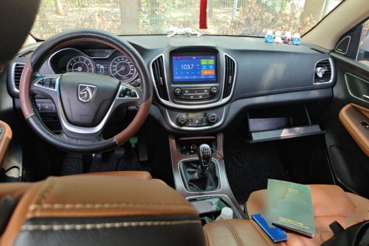 Used Baojun 560 2017 Rhythmic Edition 1.5T Manual Premium Model Center Console