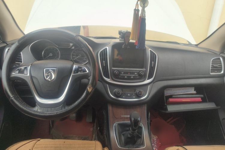 Used Baojun 560 2017 Rhythmic Edition 1.5T Manual Premium Model Center Console