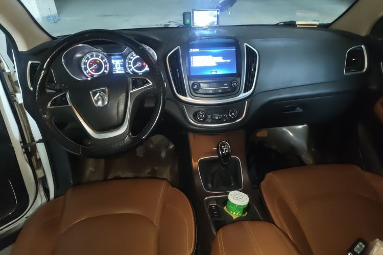 Used Baojun 560 2017 Rhythmic Edition 1.5T Manual Enjoyment Model Center Console