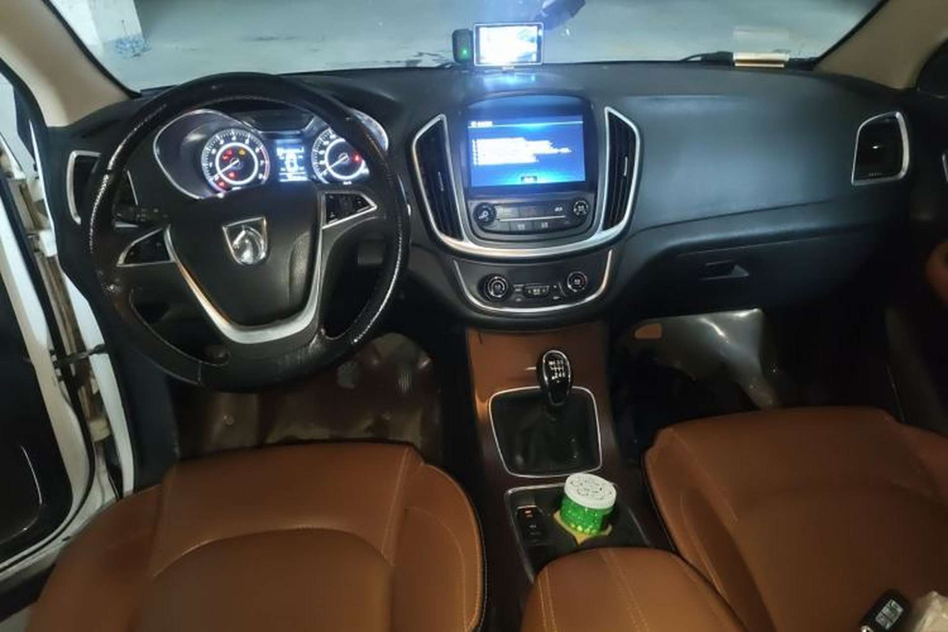 Used Baojun 560 2017 Rhythmic Edition 1.5T Manual Enjoyment Model Center Console