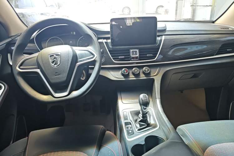 Used Baojun 560 2017 1.5T Manual Comfort Version 7 Seats Center Console
