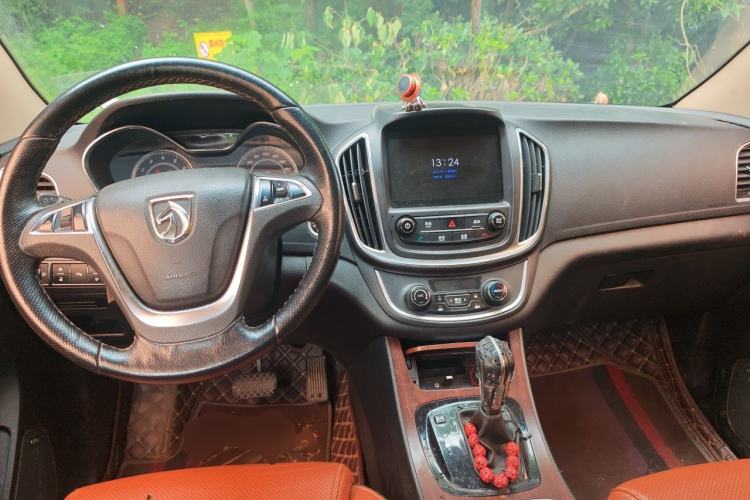 Used Baojun 560 2017 Rhythmic Edition 1.8L iAMT Prestige Model Center Console