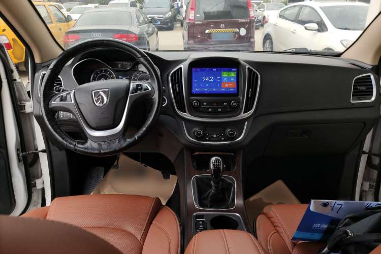Used Baojun 560 2017 Rhythmic Edition 1.5T Manual Premium Model Center Console