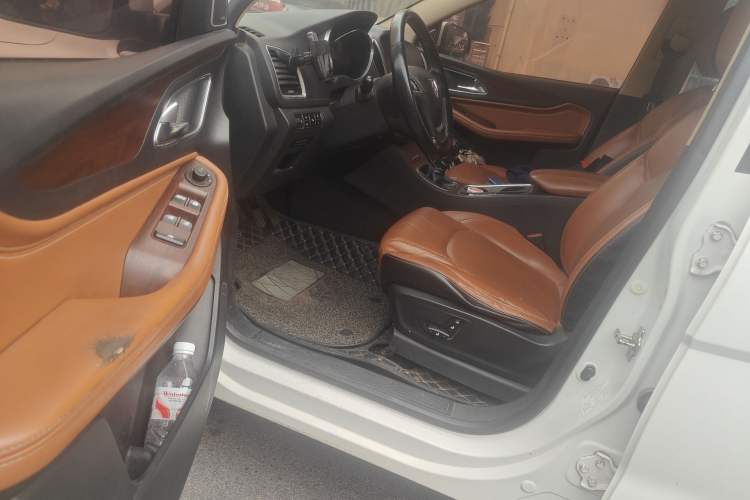 Used Baojun 560 2017 Rhythmic Edition 1.5T Manual Premium Model Driver Seat