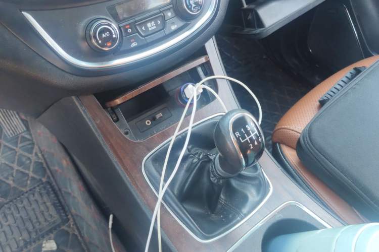 Used Baojun 560 2017 Rhythmic Edition 1.5T Manual Premium Model Gear Lever