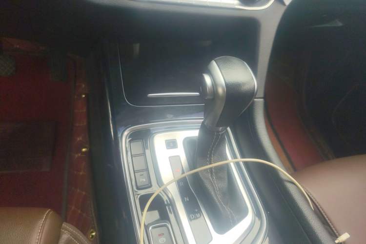 Used Baojun 560 2017 1.5T DCT Flagship Model 7 Seats Gear Lever