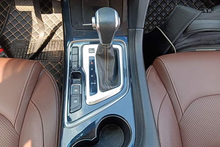 Used Baojun 560 2017 1.5T DCT Flagship Model 7 Seats Gear Lever