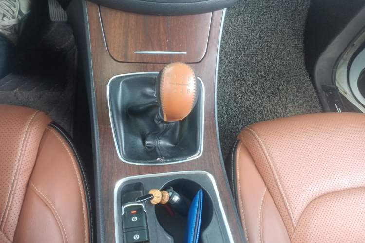 Used Baojun 560 2017 Rhythmic Edition 1.5T Manual Premium Model Gear Lever