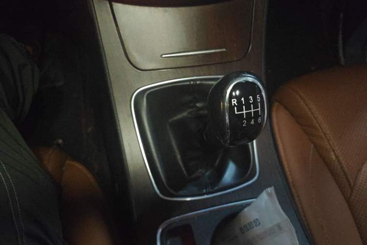 Used Baojun 560 2017 Rhythmic Edition 1.5T Manual Premium Model Gear Lever