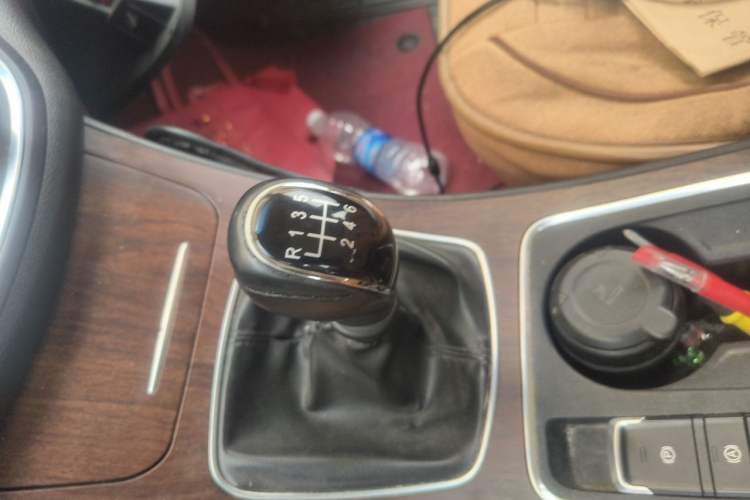 Used Baojun 560 2017 Rhythmic Edition 1.5T Manual Premium Model Gear Lever