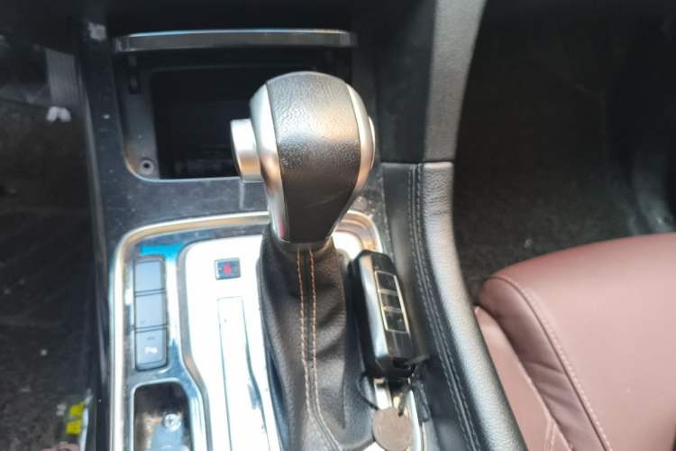 Used Baojun 560 2017 1.5T DCT Flagship Model Gear Lever