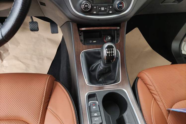 Used Baojun 560 2017 Rhythmic Edition 1.5T Manual Premium Model Gear Lever
