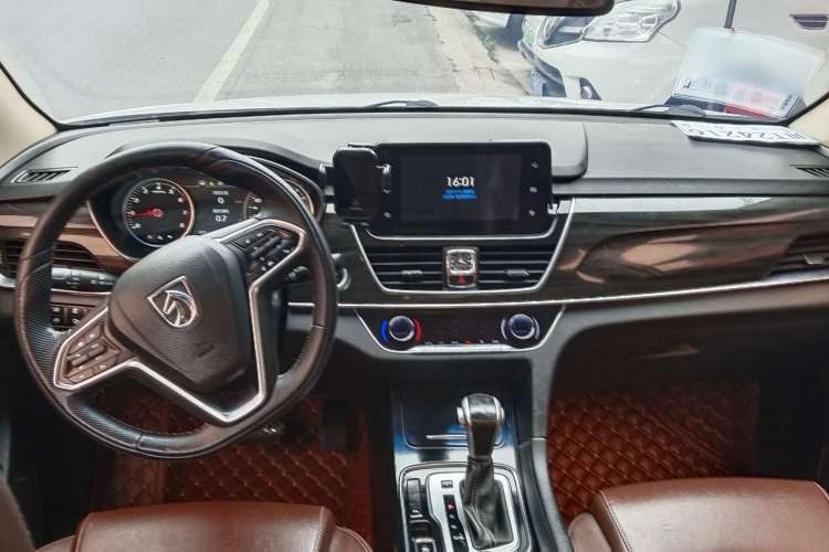 Used Baojun 560 2017 1.5T DCT Flagship Model Interior 1