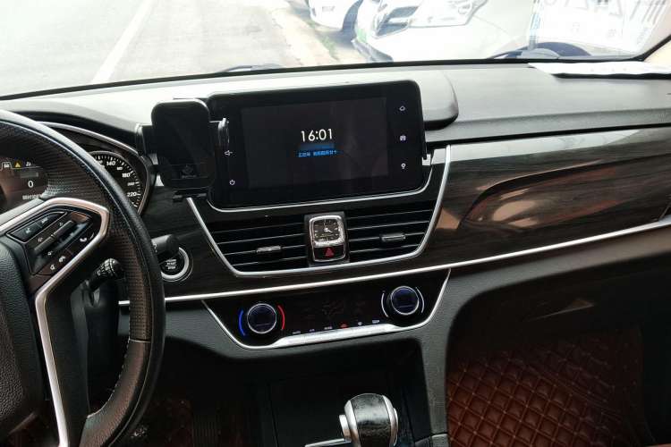 Used Baojun 560 2017 1.5T DCT Flagship Model Interior 3
