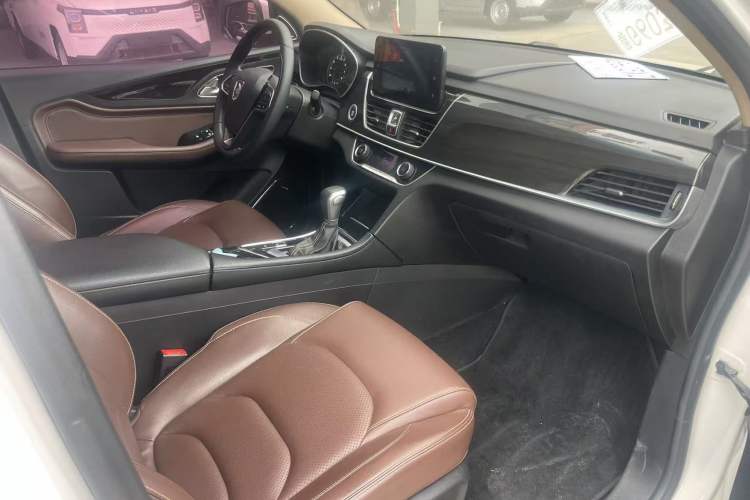 Used Baojun 560 2017 1.5T DCT Flagship Model Interior 4
