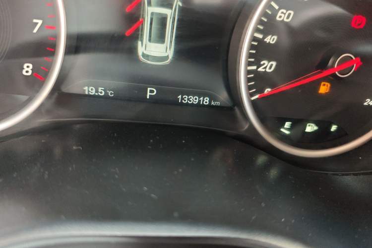 Used Baojun 560 2017 1.5T DCT Flagship Model 7 Seats Odometer Close Up