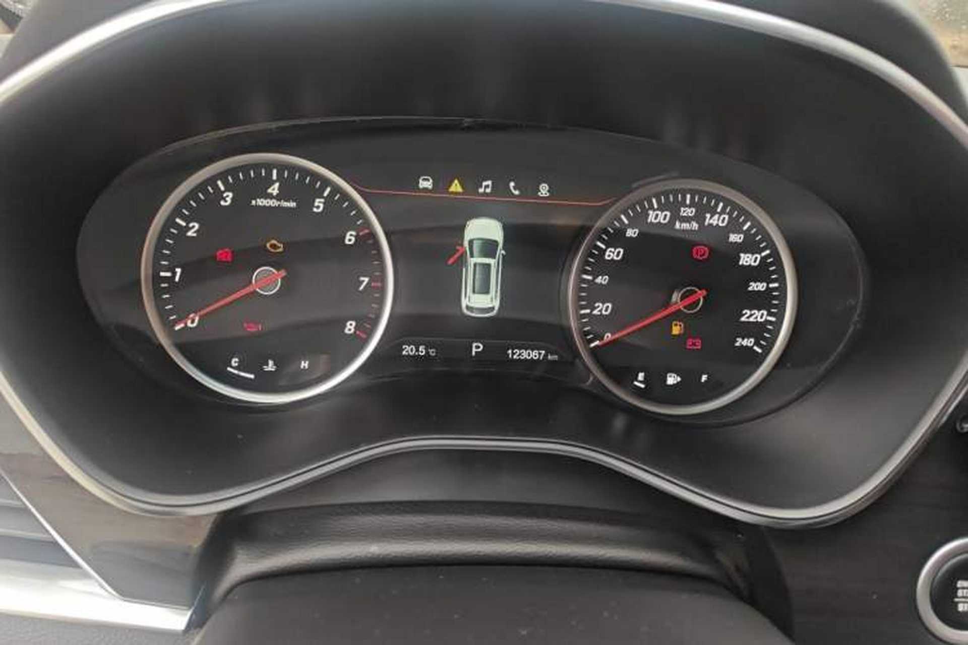 Used Baojun 560 2017 1.5T DCT Flagship Model 7 Seats Odometer Close Up